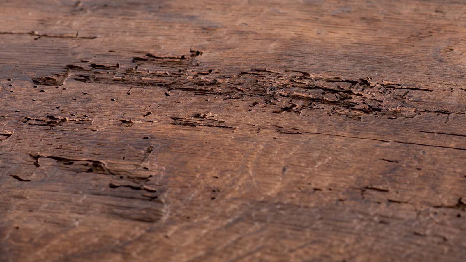 alte Holzplatte als Material für Möbel